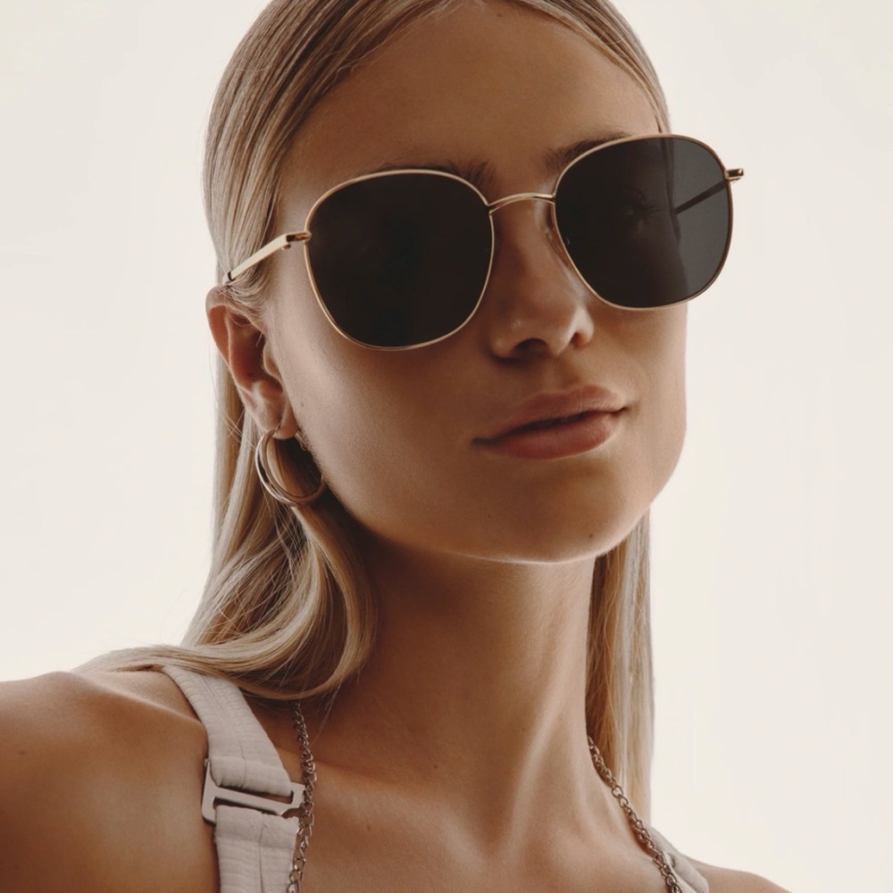 Quay JEZABELL gld frame/smoke lenses Sunglasses BNWT